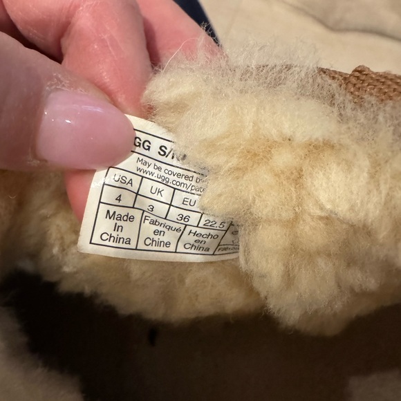 Cozy Tan Kids UGGS - size 4 - Picture 5 of 5